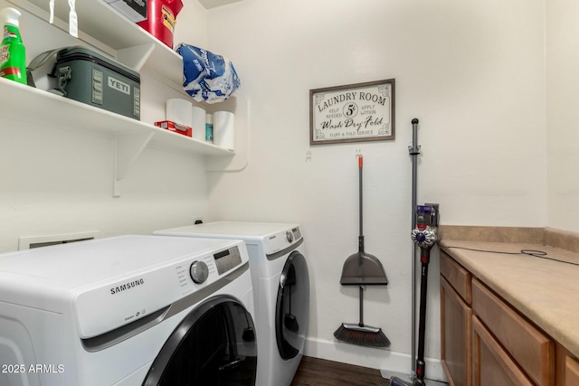 laundry room with dark wood-style floors, baseboards, and washing machine and dryer