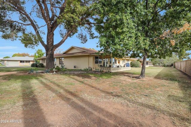 view of front facade featuring a front yard