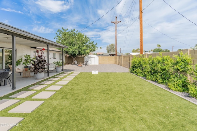 7802 E Hubbell St, Scottsdale, AZ 85257 - view of yard with a patio area