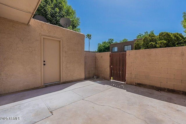 4268 N 68th Ave, Phoenix, AZ 85033 - view of patio featuring a gate