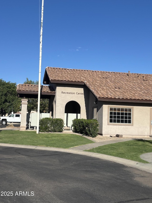 view of front facade featuring stucco siding and a front yard
