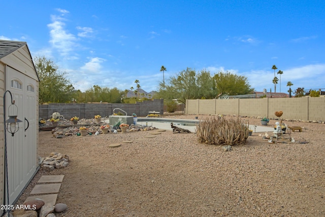 view of yard with an empty pool