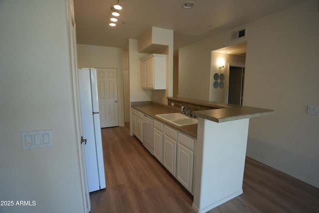 435 W Rio Salado Pkwy Unit 210, Tempe, AZ 85281 - kitchen featuring visible vents, wood finished floors, white appliances, and a sink