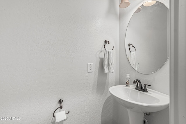 bathroom featuring a sink