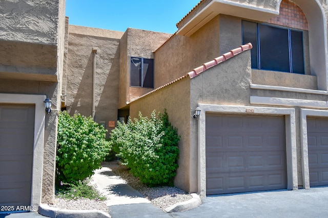 5122 E Shea Blvd Unit 1043, Scottsdale, AZ 85254 - view of side of property featuring a tiled roof and stucco siding