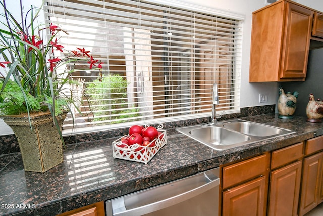 5122 E Shea Blvd Unit 1043, Scottsdale, AZ 85254 - kitchen featuring dishwasher, a sink, plenty of natural light, and dark countertops