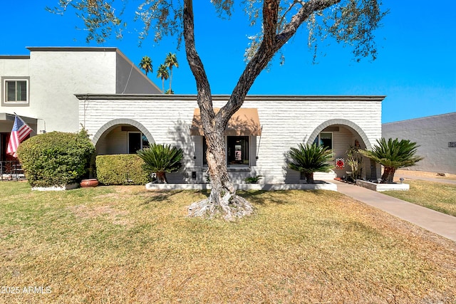 view of front of property featuring a front yard and stucco siding