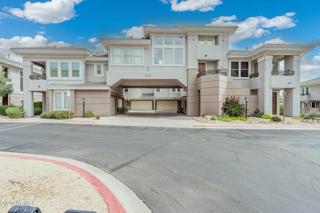 townhome / multi-family property featuring stucco siding