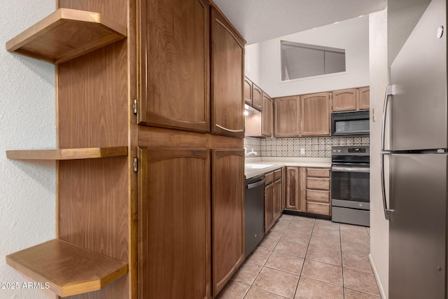4313 N 29th Way, Phoenix, AZ 85016 - kitchen with appliances with stainless steel finishes, decorative backsplash, a textured wall, light countertops, and light tile patterned flooring