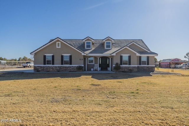 cape cod-style house featuring a front yard