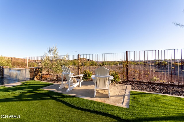 view of yard featuring a patio area