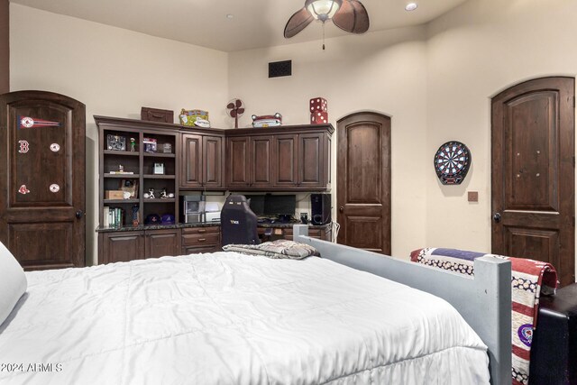 bedroom featuring ceiling fan