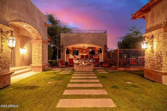 view of yard at dusk