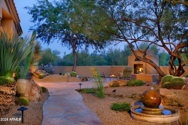 view of yard at dusk