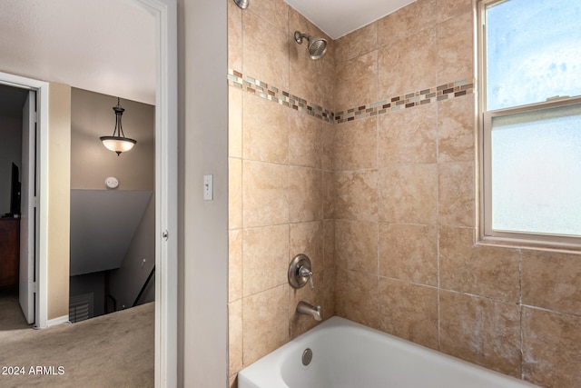 bathroom with tiled shower / bath