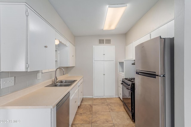 kitchen with stainless steel appliances, visible vents, backsplash, white cabinetry, and a sink