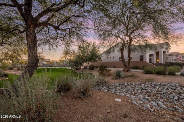 view of yard at dusk