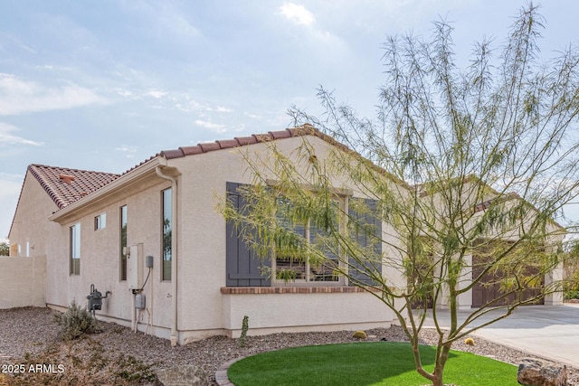 view of front of home with a front lawn