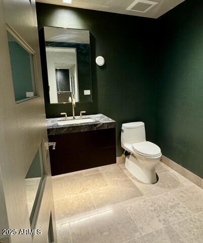 6587 N Palmeraie Blvd Unit 2022, Paradise Valley, AZ 85253 - bathroom featuring toilet and vanity