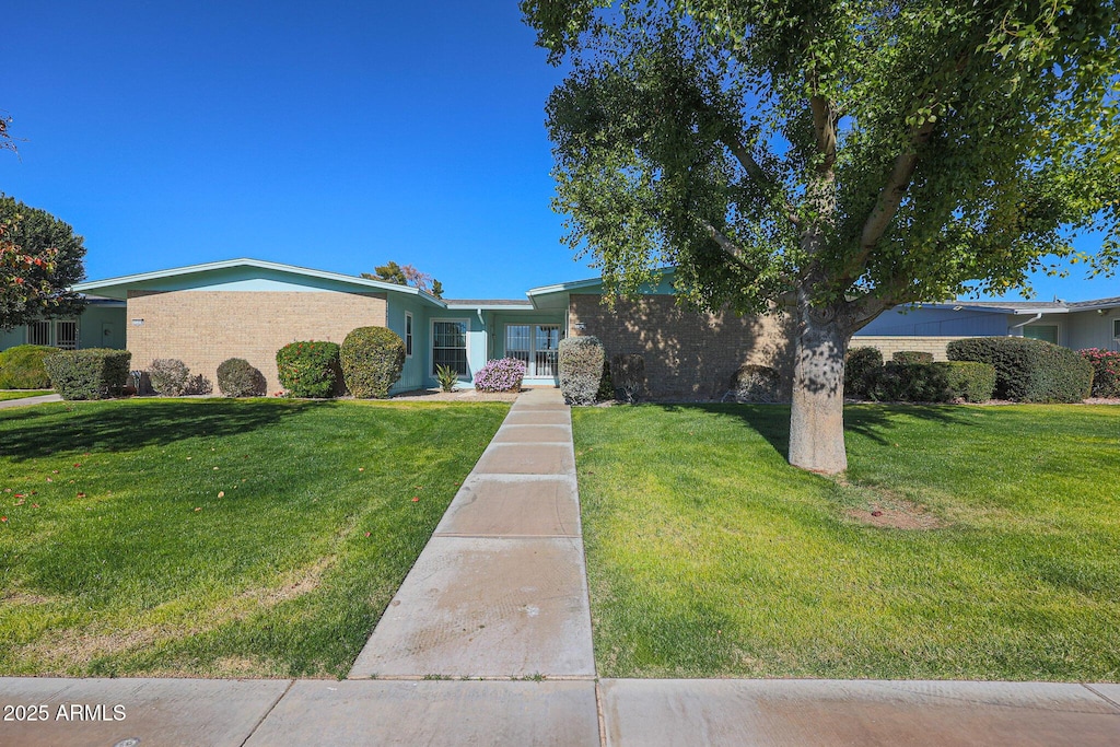 single story home featuring a front yard