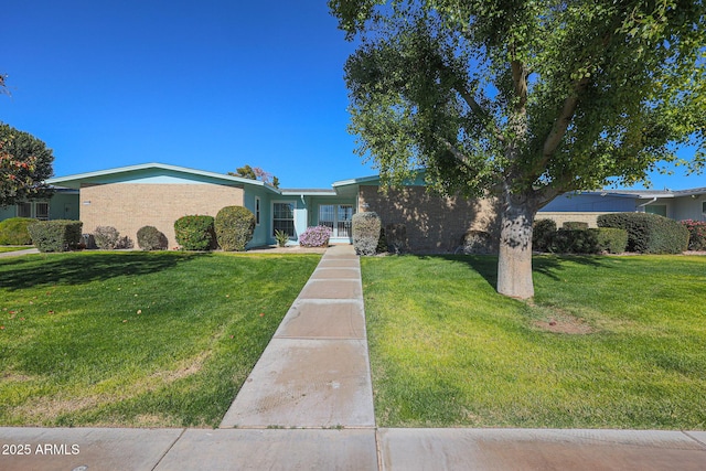 single story home featuring a front yard