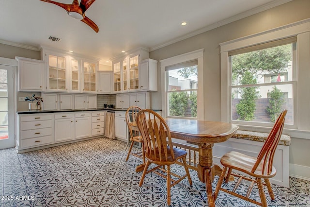 dining space featuring crown molding, recessed lighting, visible vents, and baseboards