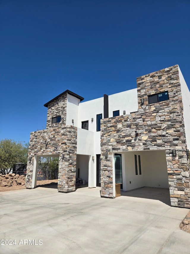 view of front of property featuring a patio