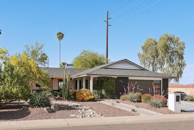 8730 E Montecito Ave, Scottsdale, AZ 85251 - ranch-style house featuring roof with shingles