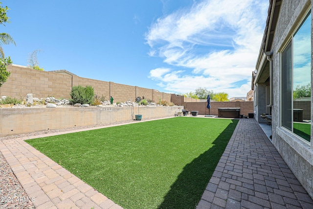 view of yard with a hot tub