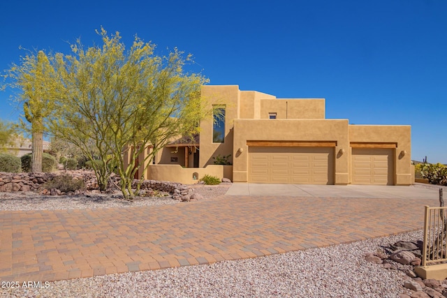 10657 E Cloudview Ave, Gold Canyon, AZ 85118 - pueblo-style home featuring a garage, stucco siding, and driveway