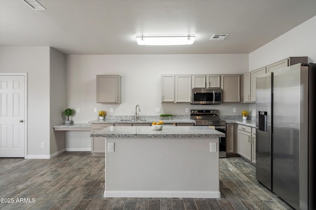 10551 W Jessie Ln, Peoria, AZ 85383 - kitchen featuring a sink, visible vents, stainless steel appliances, and wood finish floors