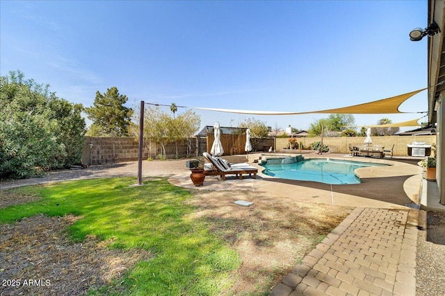 view of swimming pool featuring a pool with connected hot tub, a fenced backyard, and a patio