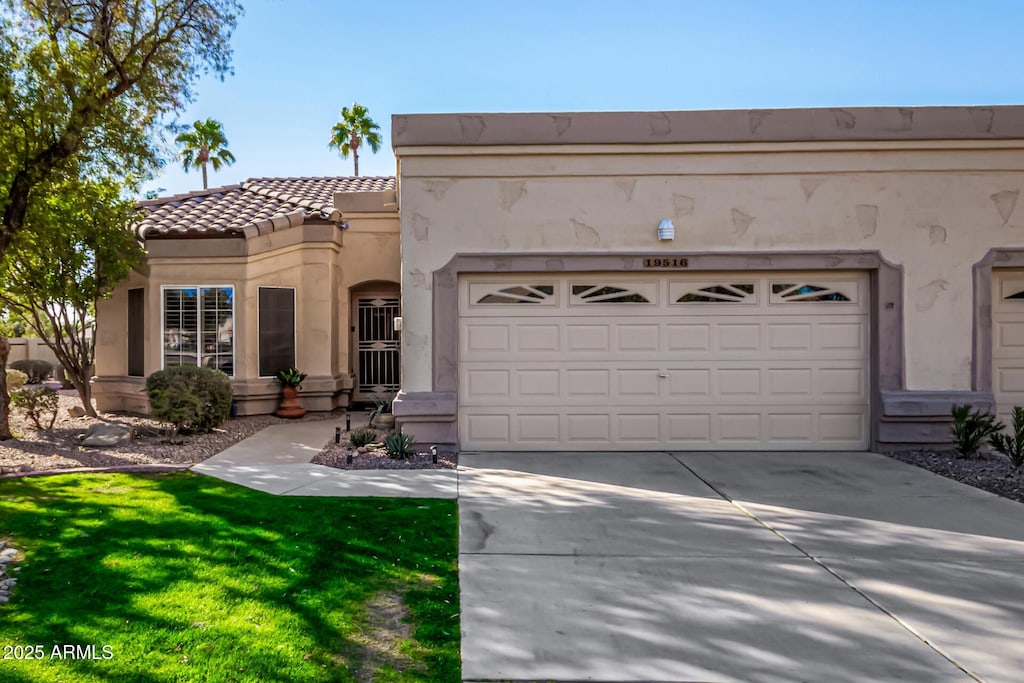 view of front of home featuring a front yard and a garage