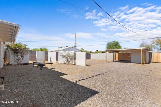 view of yard with a shed