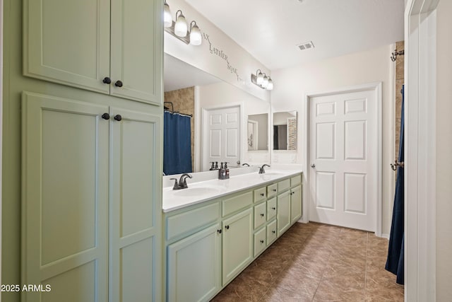 full bath featuring double vanity, visible vents, a shower with curtain, and a sink