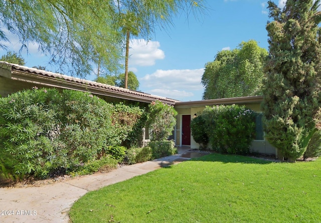 view of front of property featuring a front yard