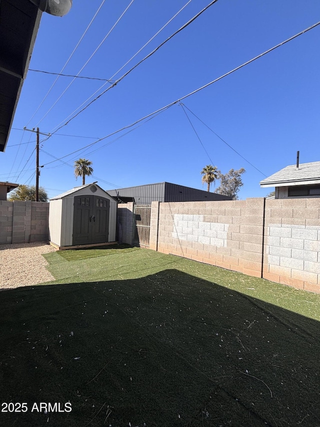 view of yard featuring a storage shed