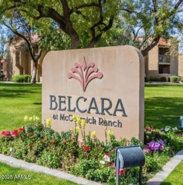 community sign with a lawn