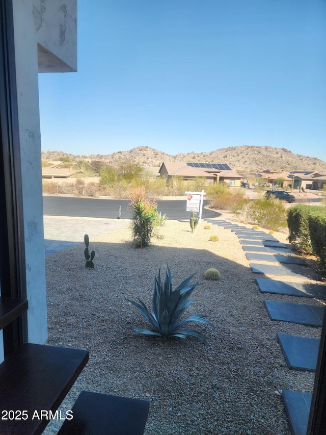 view of yard featuring a mountain view