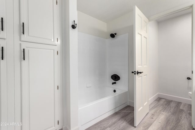 10338 E San Salvador Dr, Scottsdale, AZ 85258 - full bath with wood finished floors, bathing tub / shower combination, baseboards, and toilet