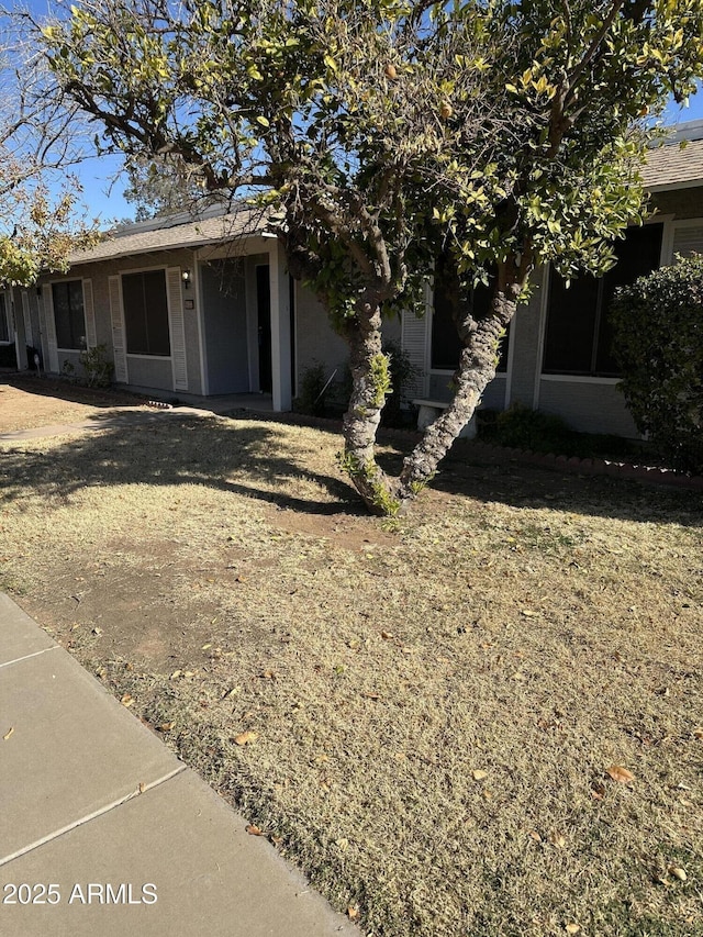 view of front of home featuring a front yard