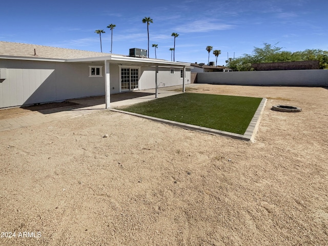 view of yard featuring a patio