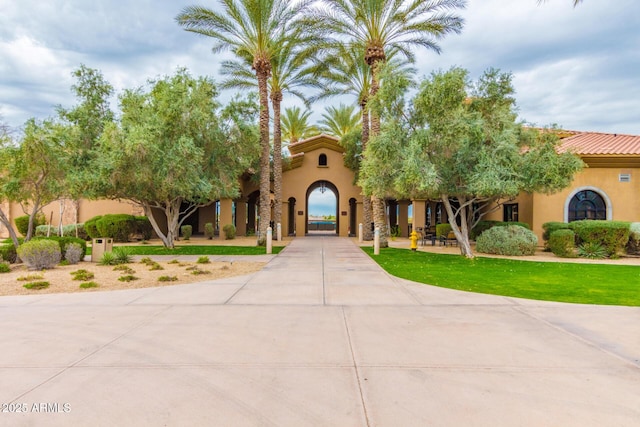 view of front of property with a front lawn