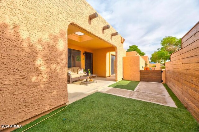 view of yard featuring a patio area