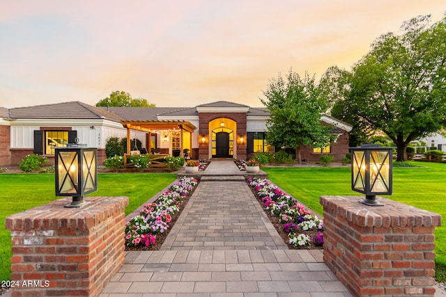 view of front of property featuring a yard