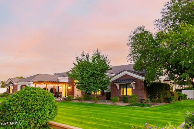 view of front of property featuring a yard