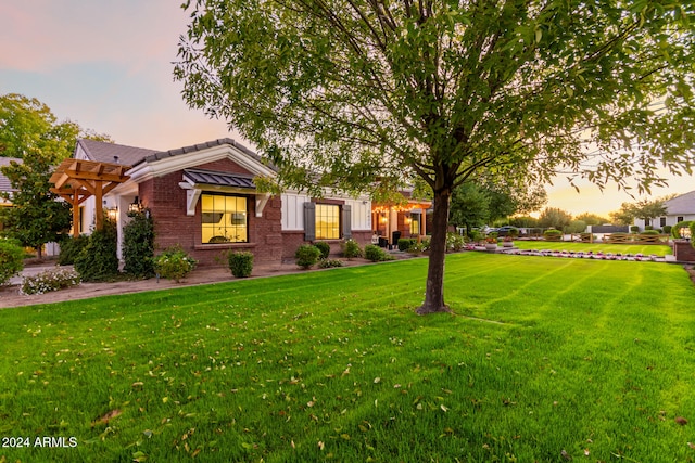 view of yard at dusk