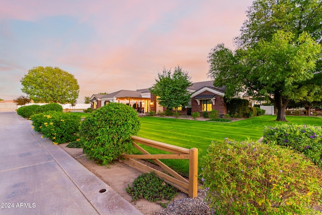 view of front of property featuring a lawn