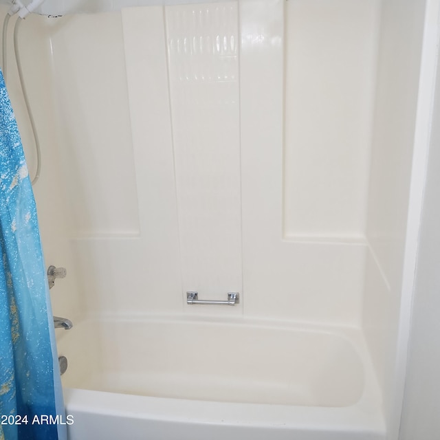 bathroom with shower / tub combo