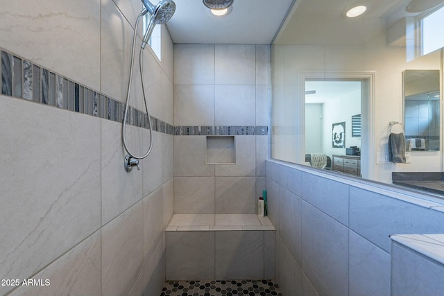 bathroom featuring a tile shower